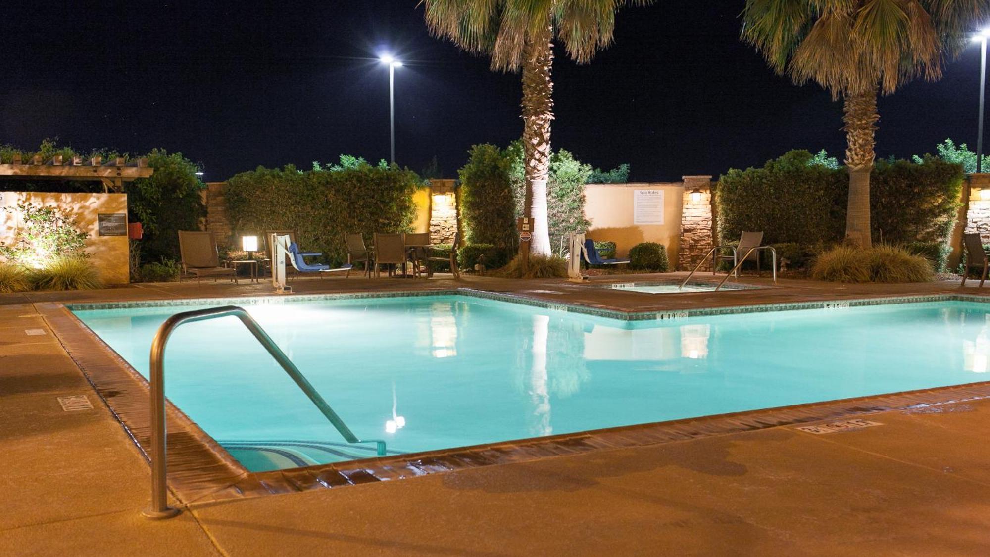 Holiday Inn Express Turlock By Ihg מראה חיצוני תמונה