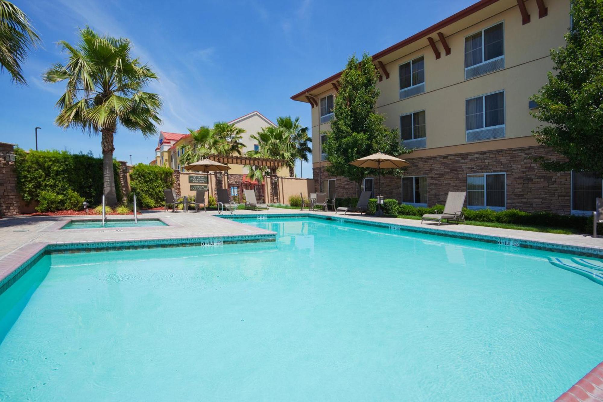 Holiday Inn Express Turlock By Ihg מראה חיצוני תמונה