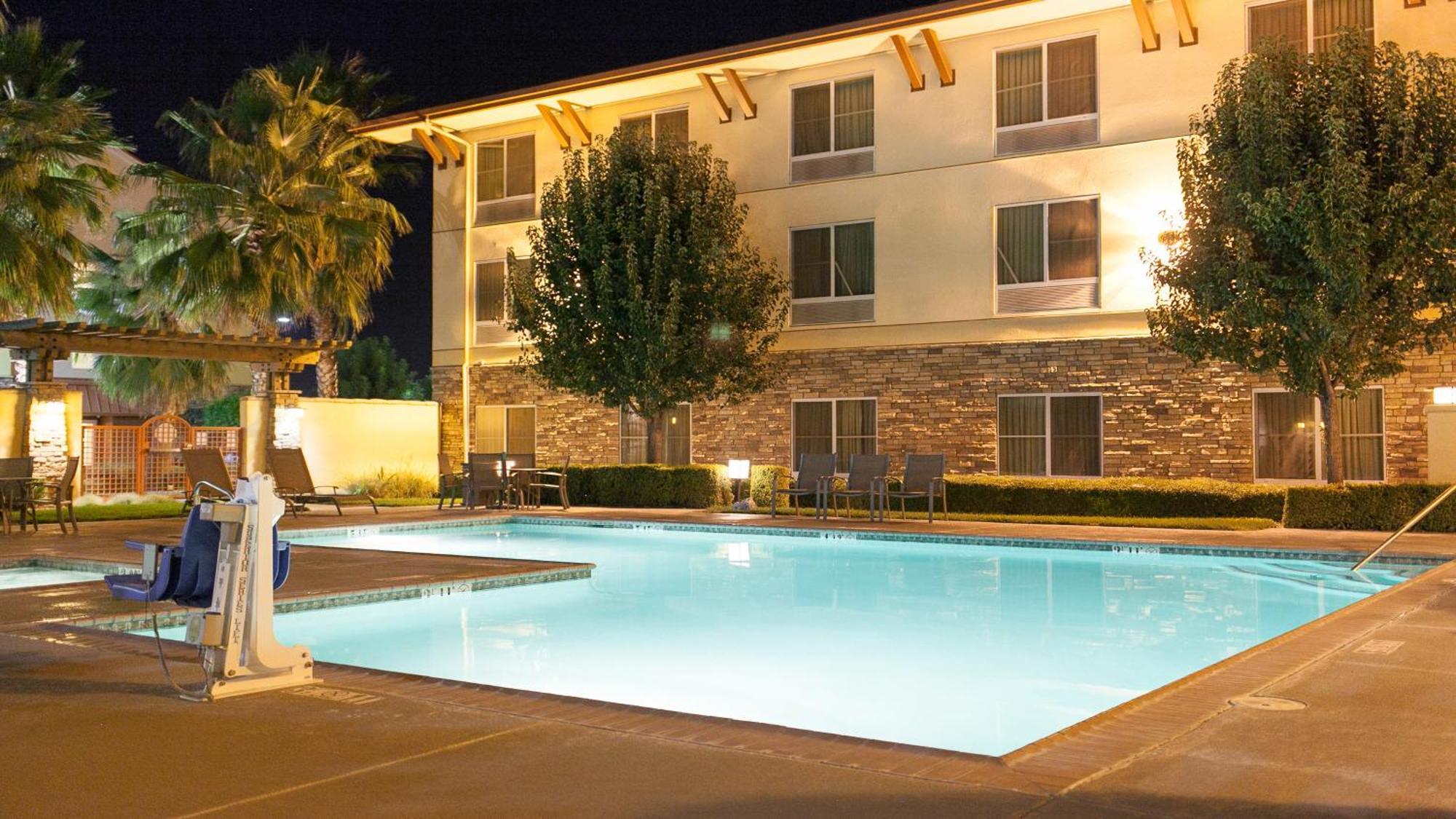Holiday Inn Express Turlock By Ihg מראה חיצוני תמונה