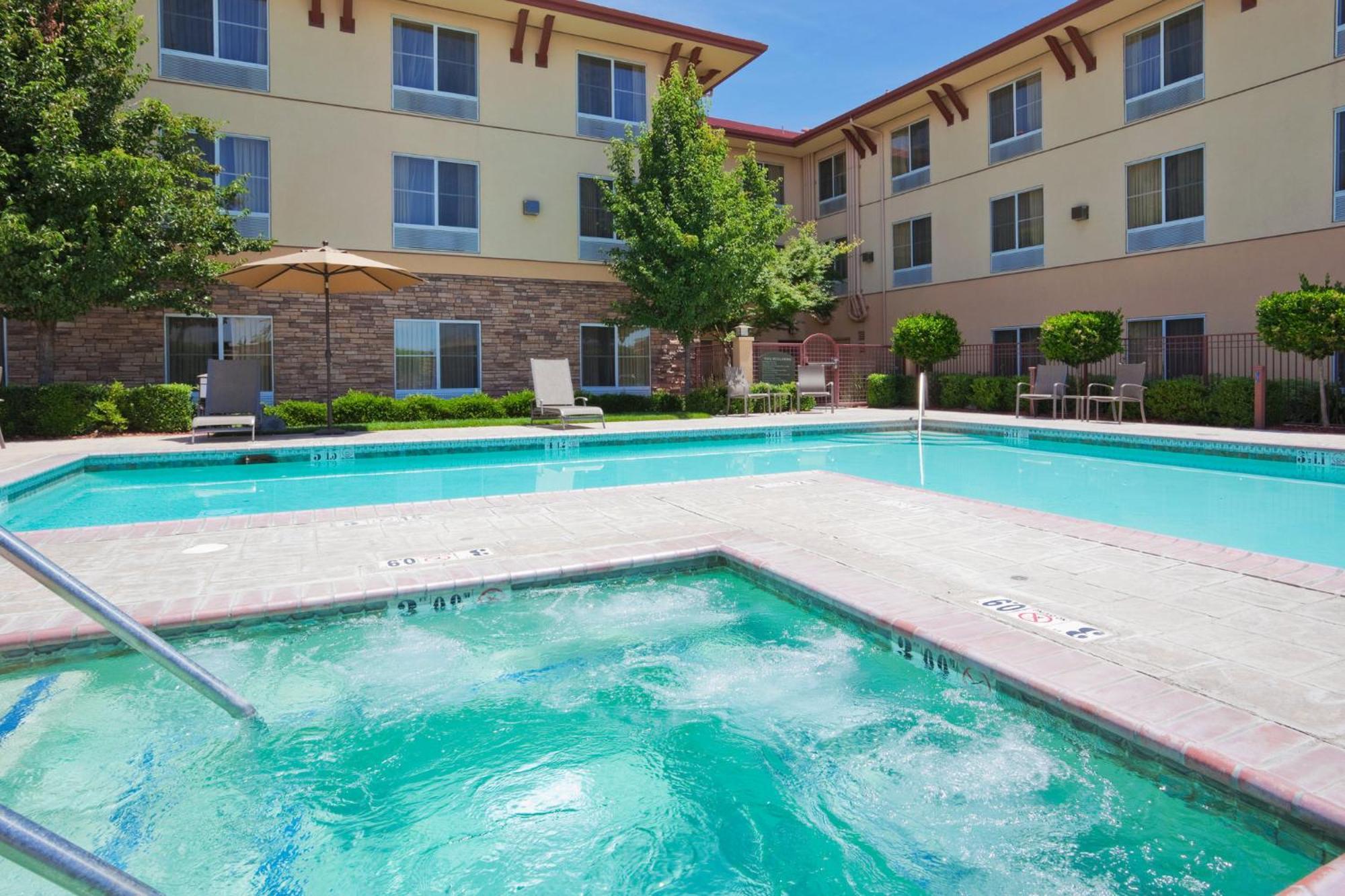 Holiday Inn Express Turlock By Ihg מראה חיצוני תמונה
